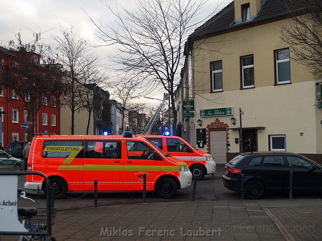 Einsatz Feuerwehr SEK Polizei Koeln Nippes Merheimerstr P122.JPG